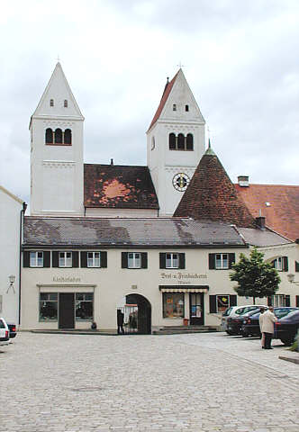 Doppelturmfassade der Klosterkirche