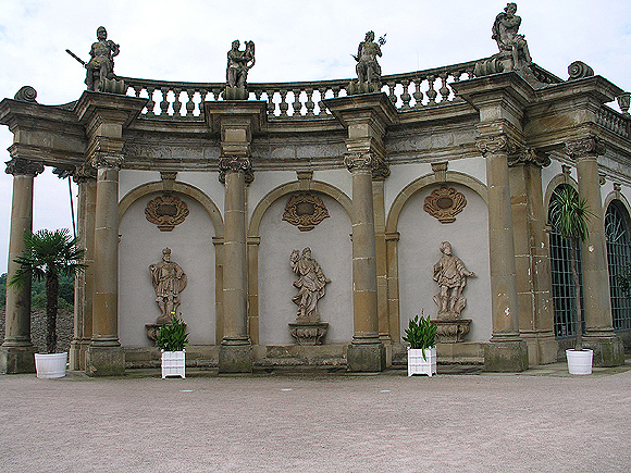 Viertelkreis des Orangeriegebäudes mit eingestellten Figuren