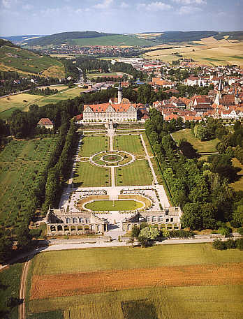 Schloss Weikersheim mit dem Schlossgarten, Luftbild