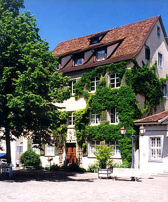 Meersburg, Schlossplatz: Nordseite, rechts angeschnitten die Neue Wache 