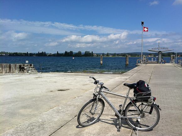 Das Redaktionsfahrrad am Hafen von Ermatingen. Der verantwortliche Redakteur befand sich zu der Zeit hinter der Kamera.