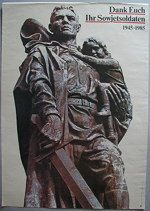 Das Plakat aus dem Jahr 1985 zeigt die Monumentalplastik des sowjetischen Ehrenmals in Berlin-Treptow.