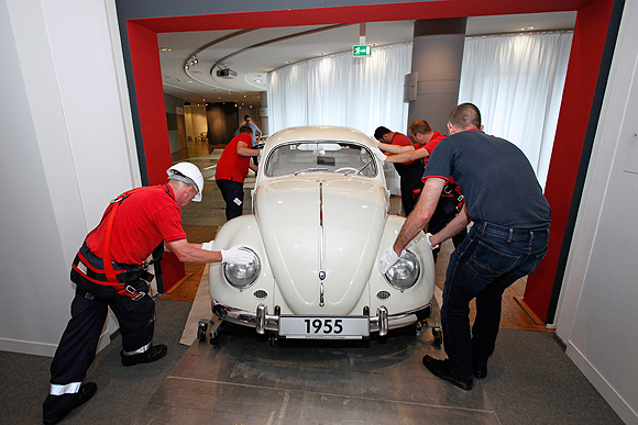 Der VW-Käfer ist in der Bundesrepublik ein Symbol des Wirtschaftswunders. Das Ersatzfahrzeug für die Feier des millionsten Volkswagens 1955 erhält seinen Platz in der Ausstellung "Deutsche Mythen seit 1945".