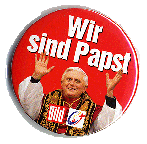 500.000 Buttons verteilt die "Bild"-Zeitung 2005 zum katholischen Weltjugendtag in Köln als Zeichen der Freude über die Papstwahl von Joseph Kardinal Ratzinger.