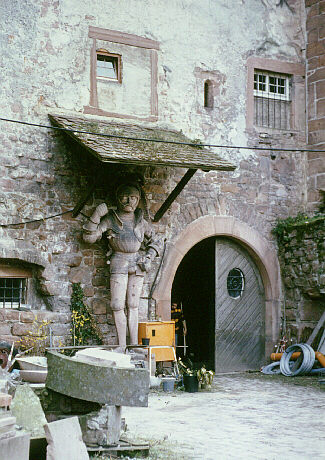 Alte Tordurchfahrt im Gläsernen Saakbau und Originalfigur eines Torriesen