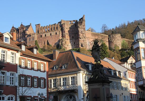 Schloss mit der Ruine des Dicken Turms vom Kornmarkt aus gesehen