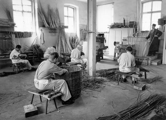 Fotografie der Korbflechterei im Gefängnis Schellenmätteli. Basel, um 1950. Polizeimuseum Basel-Stadt. Fotograf unbekannt