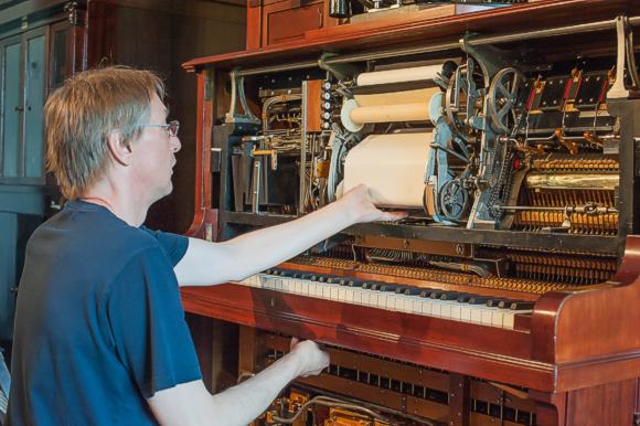 Blick in das Orchestrion „Violina“. Fachrestaurator Jörg Borchardt bei der Arbeit. © Badisches Landesmuseum Karlsruhe / Foto: Klaus Biber