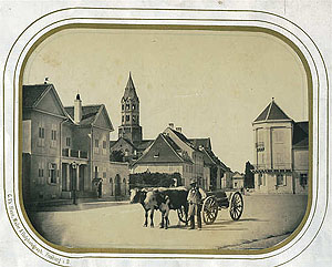 Eingang der Zähringerstraße, nach Norden. Im Hintergrund die evangelische Ludwigskirche, die zu Beginn des 19. Jahrhunderts im ehemaligen Kloster Tennenbach abgebrochen und hier wieder aufgebaut wurde. G.Th.Hase, um 1860, © Museum für Stadtgeschichte