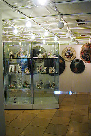 Blick in einen der Ausstellungsräume mit einer Vitrine mit FRankenthaler Porzellan