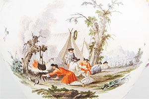 Teekanne mit biwakierenden Soldaten am Feuer