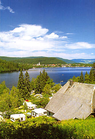 Titisee, Blick ber den See auf den Ort