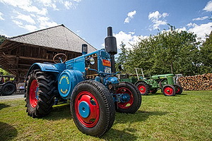 Traktoren und andere Oldtimer vom Land