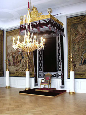 Großherzoglicher Thron (19. Jh.) im Thronsaal des Schlosses Mannheim