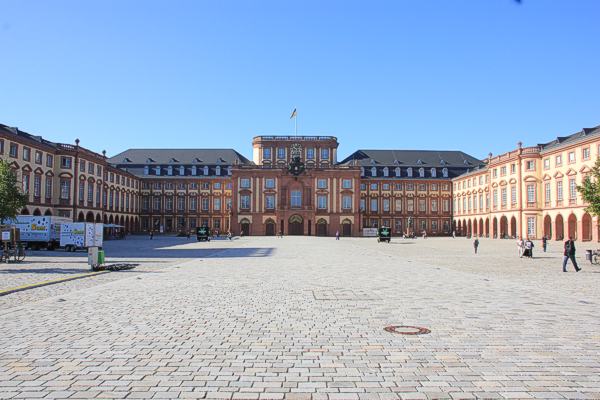 Mannheim, Schloss, Ehrenhof mit Corps de Logis