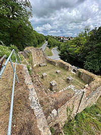 Burg Stromberg, Kapellengebäude und Landstraße