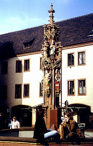 Fischbrunnen vor dem Kornhaus