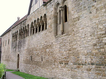 Wimpfen, Kaiserpfalz, romanische Palasarkaden