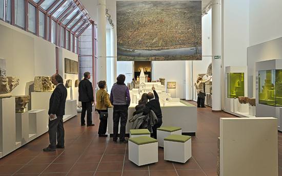 Trier, Rheinisches Landesmuseum, Blick in den Ausstellungsraum *Nach der Rmerzeit*.