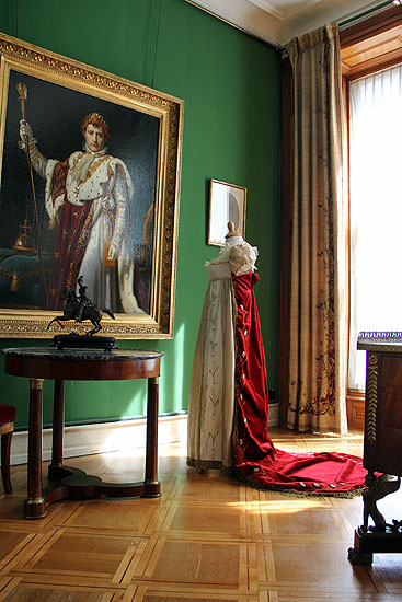Hofkleid mit rotem perlenbesticktem Mantel. Foto Katja Angermaier