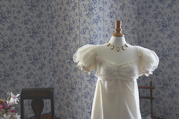 Weisses Kleid mit kleinen Puffärmeln. Foto: Katja Angermaier