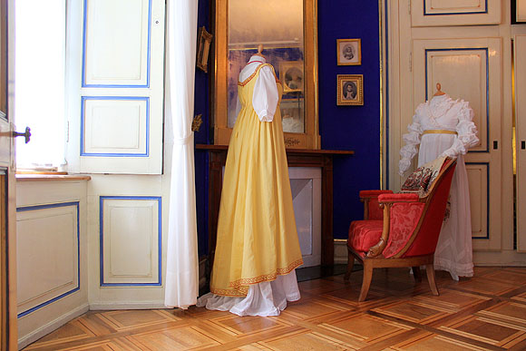 Kleid mit gelber Tunika und weisses Kleid mit Ärmeln im Mameluk-Stil