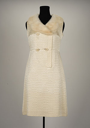 Kleid, cremefarben, mit Pelzkragen, Etikett: Staebe-Seger Modell, 1. Hälfte 1960er Jahre