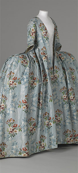 Seidenkleid, um 1760 im Schnitt einer Taille-Andrienne, einer hochmodischen Sonderform der "Robe à la française“