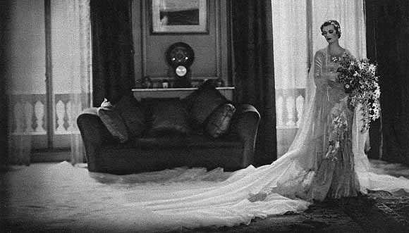 Hochzeitskleid von Norman Hartnell für Margaret Whigham (spätere Herzogin von Argyll) und ihre Hochzeit mit Charles Sweeny 1933 . © Illustrated London News Ltd - Mary Evans 