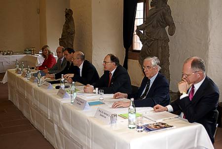 Die Kooperationspartner (von links nach rechts): Karla Apperloo-Buersma, Projektleiterin Refo500, Prof. Dr. Friedrich Hepp, Leiter des Kurpf�lzischen Museums der Stadt Heidelberg, Dr. Eckart W�rzner, Oberb�rgermeister der Stadt Heidelberg, Michael H�rrmann, Gesch�ftsf�hrer der Staatlichen Schl�sser und G�rten Baden-W�rttemberg, Dr. G. J. de Graaf, B�rgermeister der niederl�ndischen Stadt Apeldoorn, Prof. Dr. Johan R. ter Molen, Direktor des k�niglichen Nationalmuseums Het Loo in Apeldoorn, und Prof. Dr. Hermann J. Selderhuis, wissenschaftlicher Kurator an der Johannes A Lasco-Bibliothek, Emden.