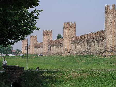 Mittelalterliche Stadtmauer in Montagnana (Prov. Veneto)