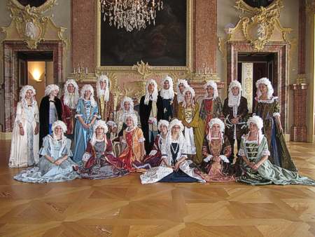 Die Klasse aus der Z�rcher Kantonsschule Hohe Promenade pr�sentiert sich als erste in den neuen Kost�men f�rs Gruppenfoto. 