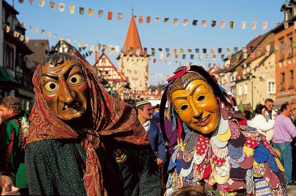 Hexen und Sp&auml;ttle: Hauptfiguren der Gengenbacher Fasnet im Kinzigtal.