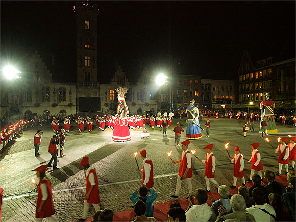 Eine Augenweide: Der Riesenumzug Katuit in Dendermonde. &copy; Hendrik De Schrijver