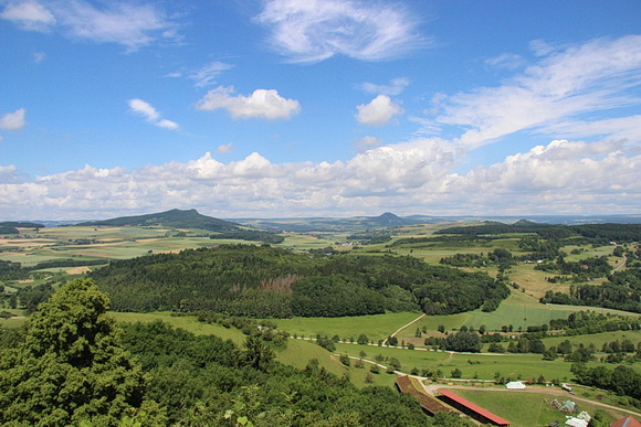 Blick von der Festung in die Vulkanlandschaft des Hegau