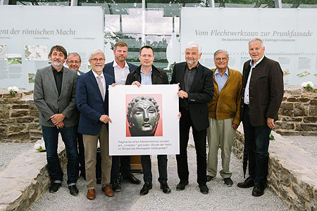 Prof. Dr. Claus Wolf (Präsident Landesamt für Denkmalpflege im RP Stuttgart), Manfred Fischer (Bürgermeister Neuler), Klaus Pavel (Landrat Ostalbkreis), Dr. Stephan Bender (Limeskoordinator Baden-Württemberg), Thilo Rentschler (Oberbürgermeister Aalen), Wolfgang Reimer (Regierungspräsident RP Stuttgart), Prof. Dr. Dieter Planck (Ausgräber des Limestores Dalkingen), Herbert Witzany (Bürgermeister Westhausen). Quelle: Limes-Informationszentrum Baden-Württemberg; Foto: Olga Hörner