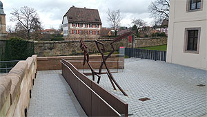 Rollstuhlrampe im Zugangsbereich der Cadolzburg