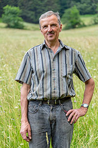 Wiesenmeister Hubertus Disch auf seiner Wiese in Elzach-Yach (Kategorie „Artenreiche Wiesen und Weiden der Täler“)