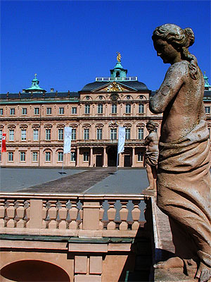 Schloss Rastatt, Ehrenhof mit Balustradenfigur