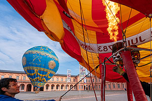 Montgolfierenstart im Rastatter Schlosshof.