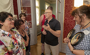 Der Geschäftsführer der Staatlichen Schlösser und Gärten, Michael Hörrmann, erklärender Weise in Schloss Kirchheim. Foto: Andreas Weise/SSG