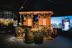 Blick in die Ausstellung auf den originalgetreuen Nachbau des Baderwagens aus dem Film „Der Medicus“. Foto: Carolin Breckle/HMP.