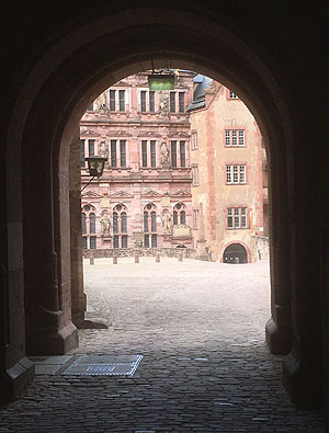 Schloss Heidelberg, Blick durch die Toreinfahrt in den (noch leeren) Schlosshof