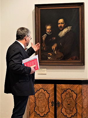 Erich Schneider gibt Kostproben aus der neuen Publikation. Foto: Museum für Franken