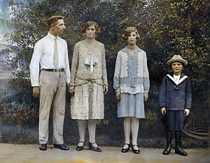 Familienbild mit Vater, Mutter, Kindern. Bild: Glasshouse Images, Alamy Stock Foto