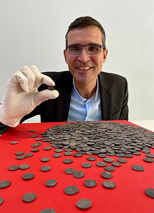 Der Leiter der Stadtarchäologie, Dr. Sebastian Gairhos vor dem Silberschatz. Foto: Kunstsammlungen & Museen