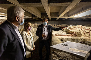 Ministerin Nicole Razavi MdL (Mitte) besucht die archäologischen Grabungen in Unterregenbach gemeinsam mit dem Präsidenten des Stuttgarter Regierungspräsidiums Wolfgang Reimer (links) und dem Präsidenten des Landesamts für Denkmalpflege Prof. Dr. Claus Wolf (rechts).