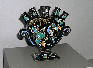 Schloss Favorite: Blumenvase, Delft, 1700 - 1725. Fayence, Scharffeuertechnik, polychrom auf schwarzem Fond. Burüssel, Musées royaux d'Art et d'Histoire.