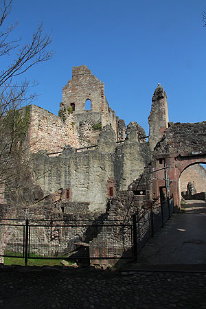 Festungsruine Hochburg: Tor mit angrenzenden Bauten