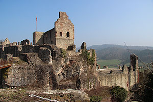 Festungsruine Hochburg: Blick auf die Anlage von der gegenüberliegenden Terrasse der Vorburg